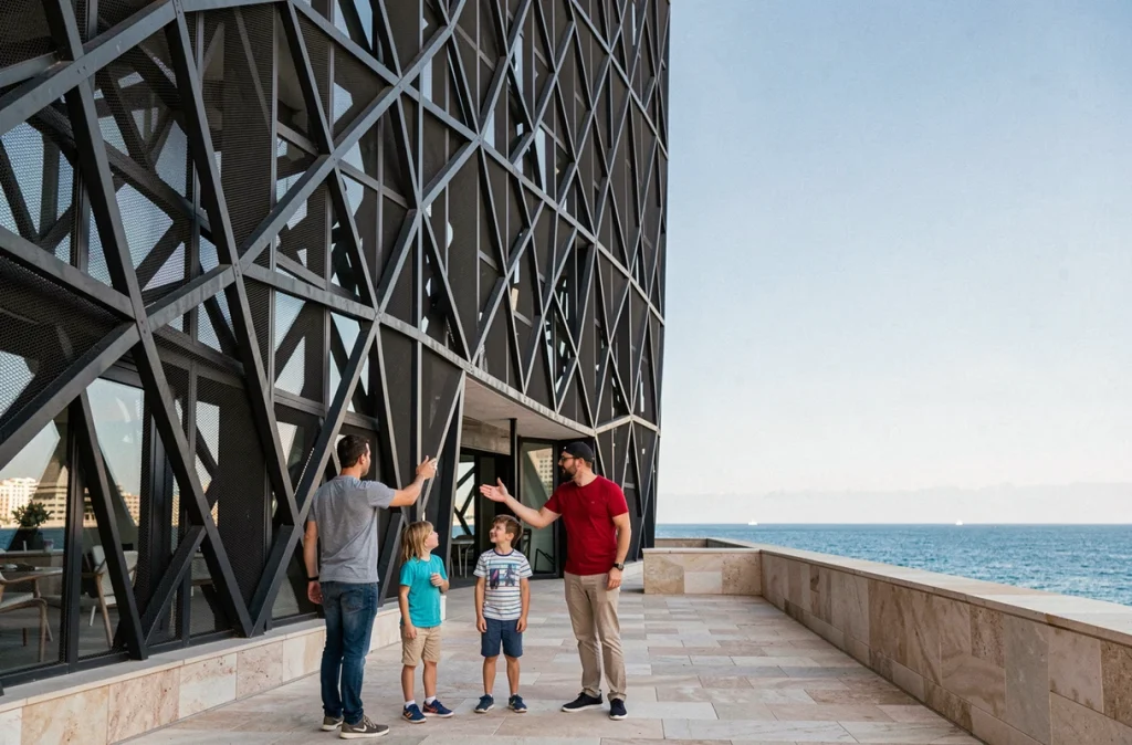Famille explorant la terrasse extérieure du MuCEM avec la façade en dentelle d'acier et la mer Méditerranée en arrière-plan